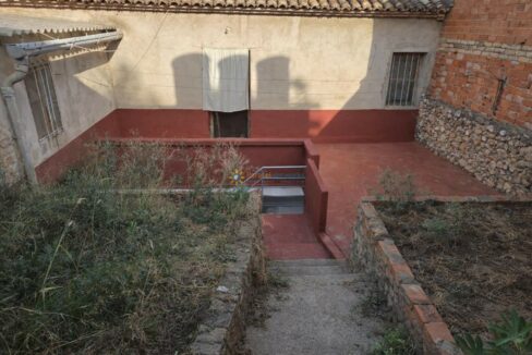 Escalones envejecidos en patio rojo