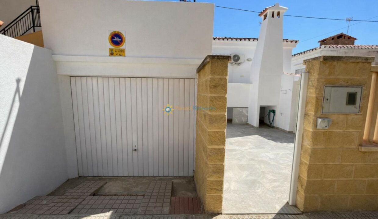 Escena residencial con detalles mediterráneos