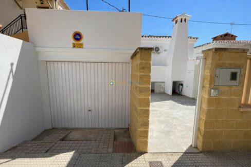 Escena residencial con detalles mediterráneos