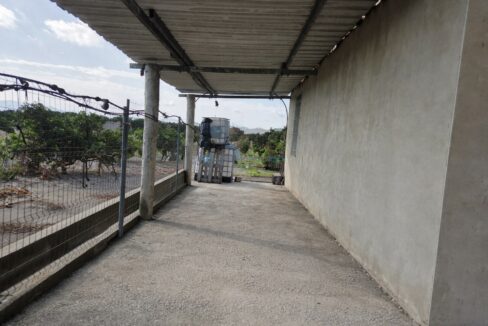 Espacio abierto bajo techo metálico