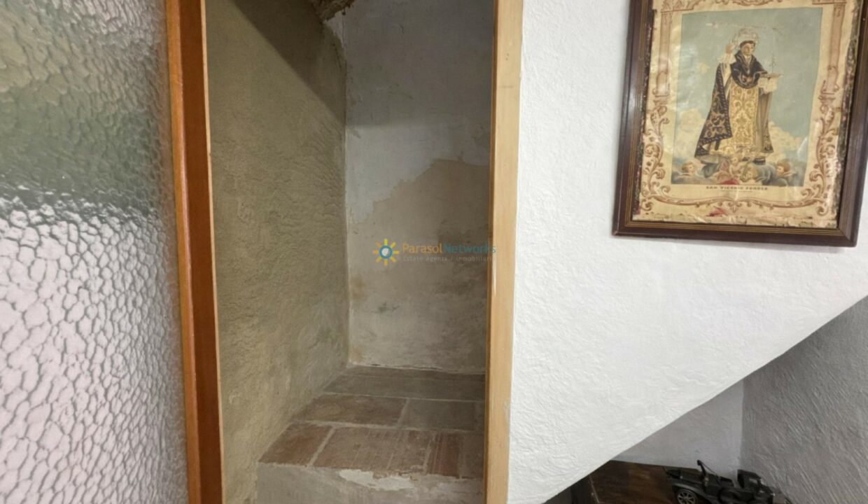 Espacio de almacenamiento renovado y pintura religiosa