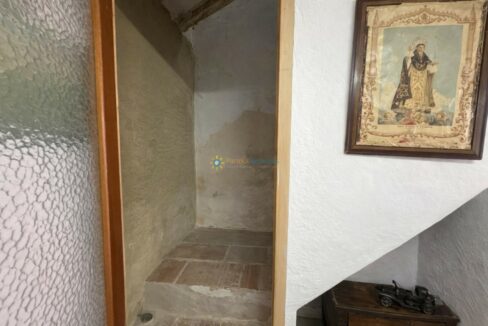 Espacio de almacenamiento renovado y pintura religiosa