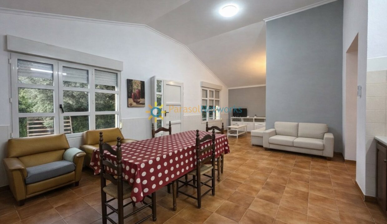 Espacio iluminado con comedor moderno