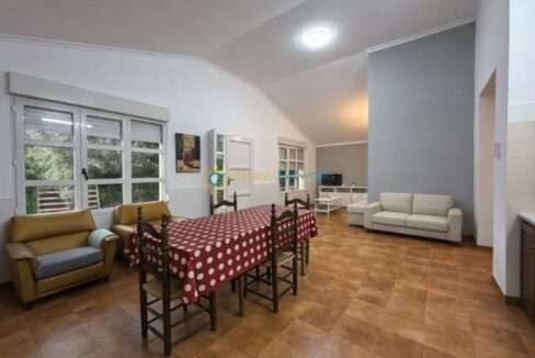 Espacio iluminado con comedor moderno