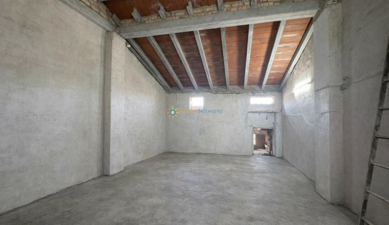 Espacio industrial vacío y luminoso(1)