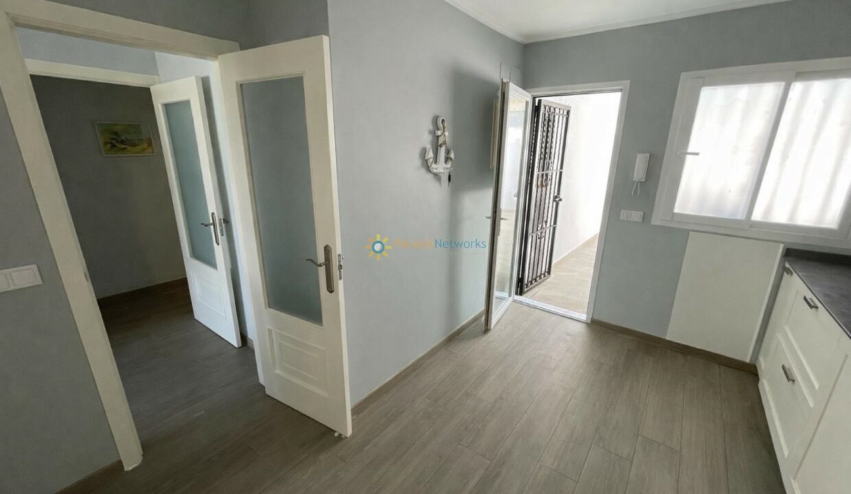 Espacio luminoso con puertas abiertas