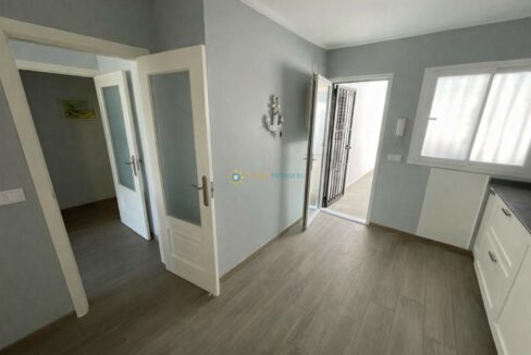 Espacio luminoso con puertas abiertas