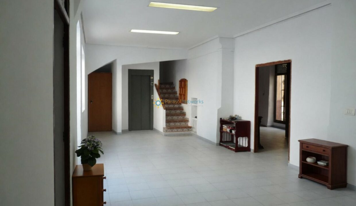 Espacio luminoso y acogedor con muebles de madera