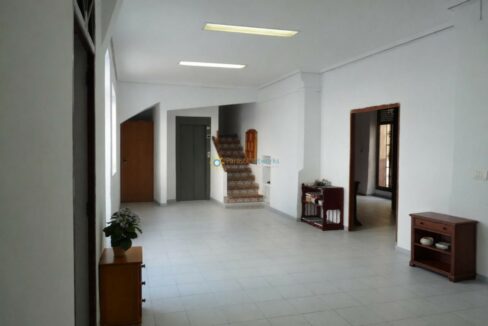 Espacio luminoso y acogedor con muebles de madera