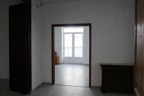 Espacio minimalista con luz natural(2)