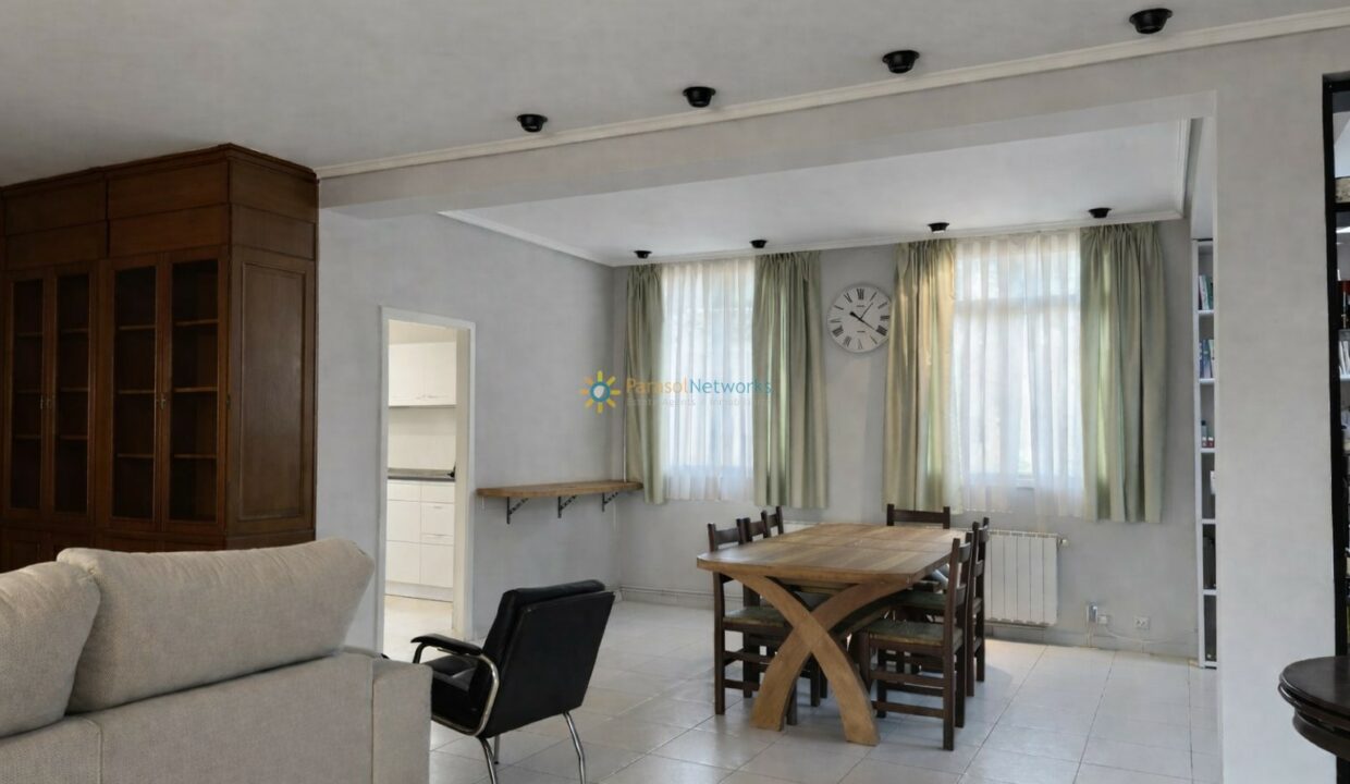 Espacio minimalista en tonos neutros