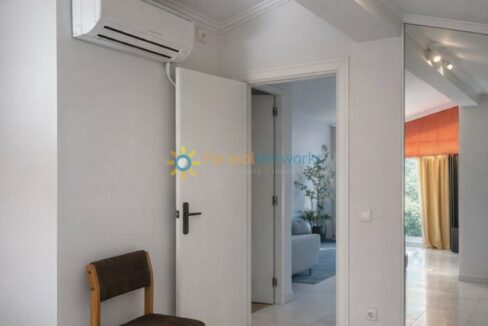 Espacio minimalista y moderno con espejo(1)