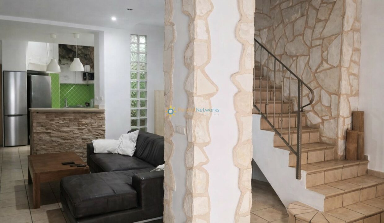 Espacio moderno y luminado con cocina