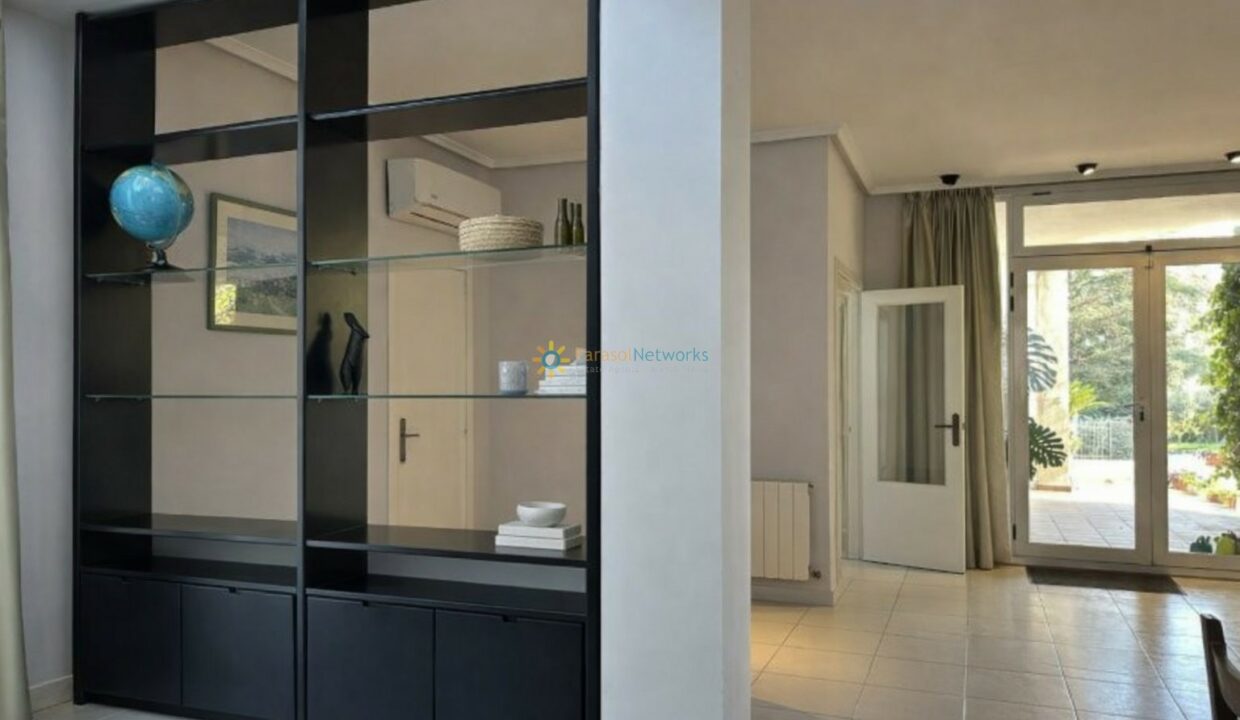 Espacio moderno y ordenado con jardín