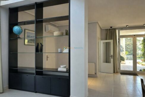 Espacio moderno y ordenado con jardín