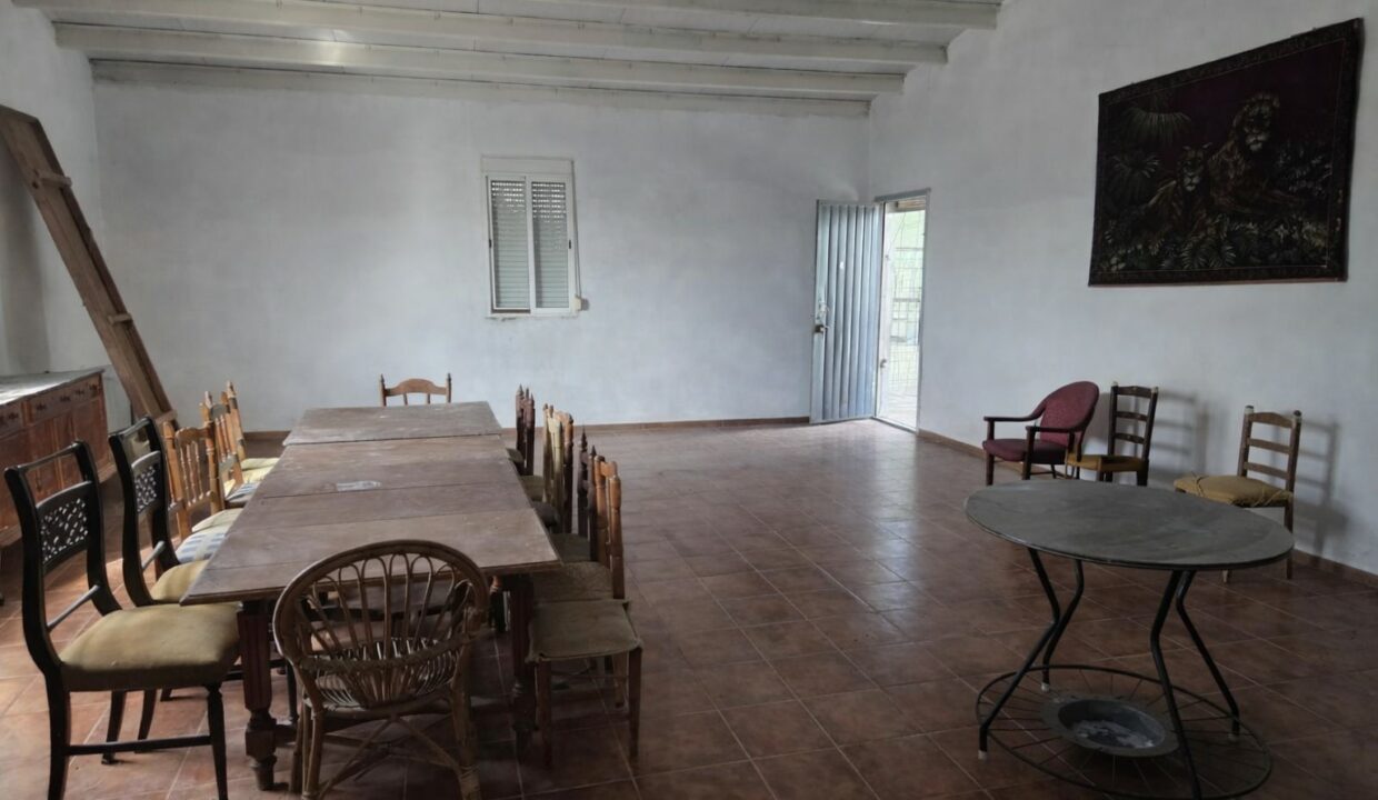 Espacio rústico con mesa de madera
