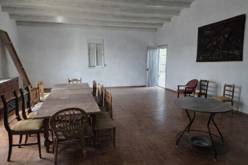 Espacio rústico con mesa de madera