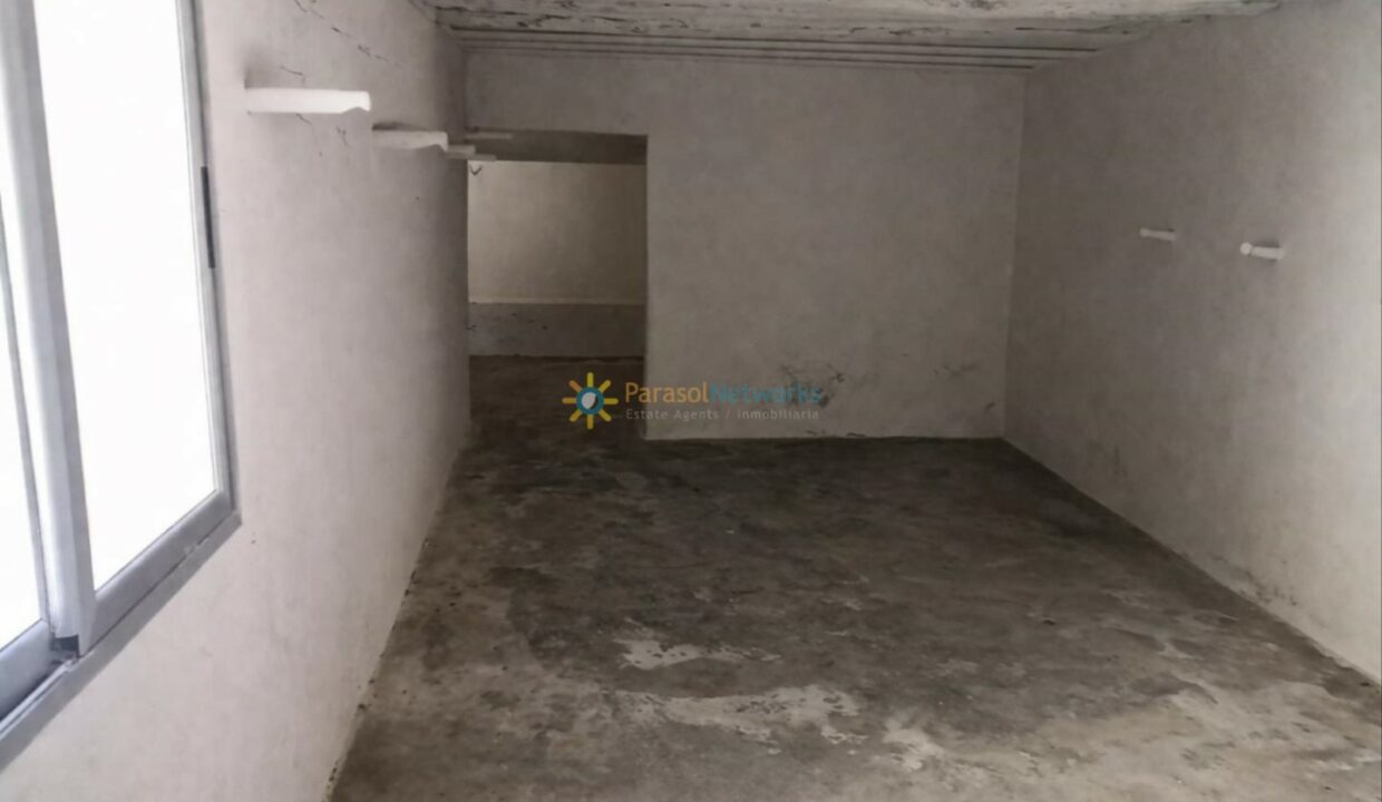 Espacio vacío con luz natural__