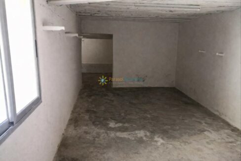 Espacio vacío con luz natural__