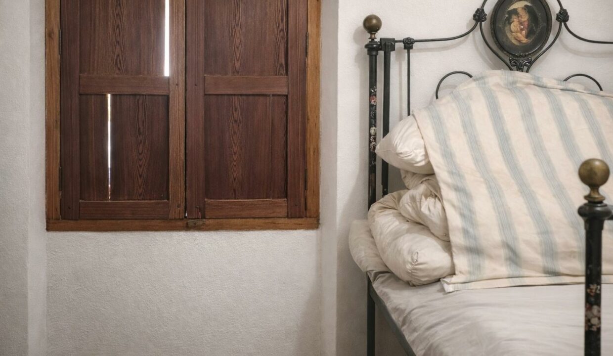 Esquina acogedora con cama vintage