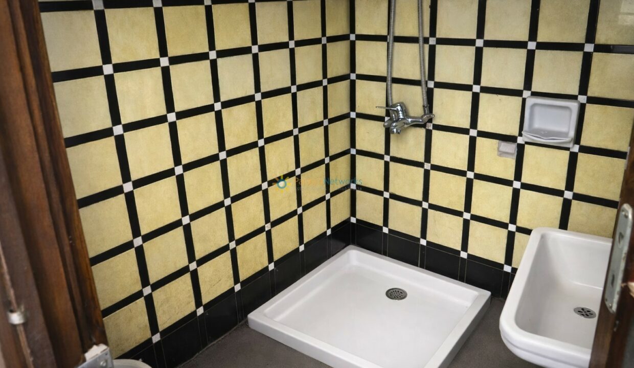 Esquina de baño con azulejos amarillos