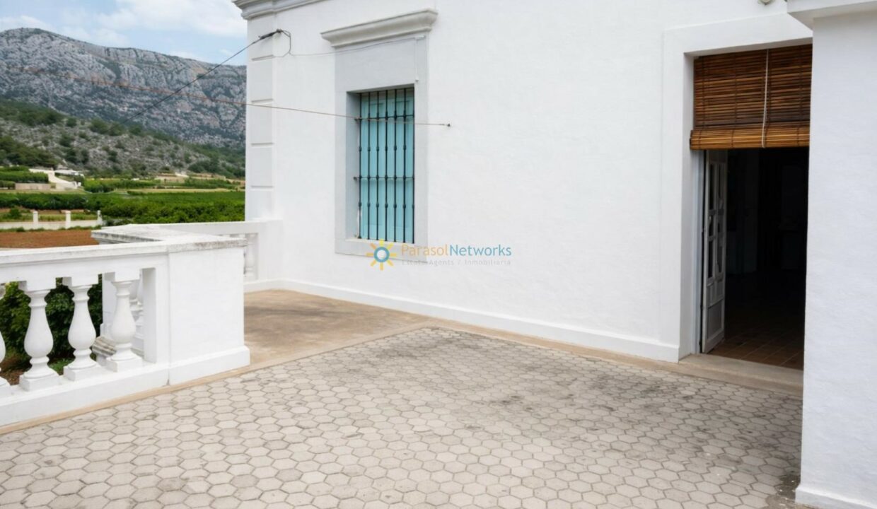 Esquina de casa blanca en campo