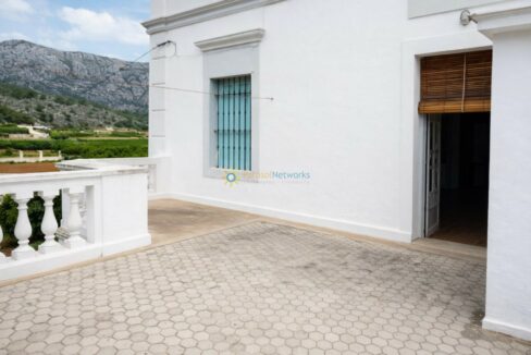 Esquina de casa blanca en campo