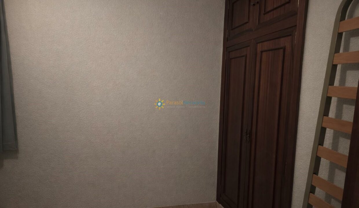 Esquina de habitación luminosa y moderna