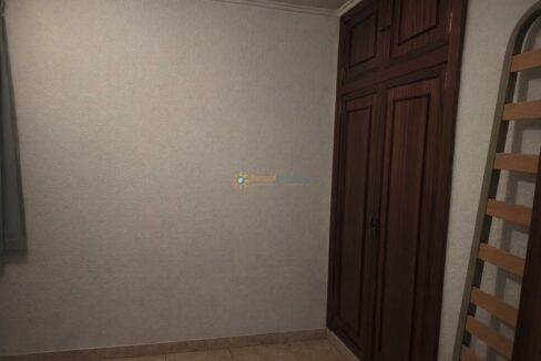 Esquina de habitación luminosa y moderna