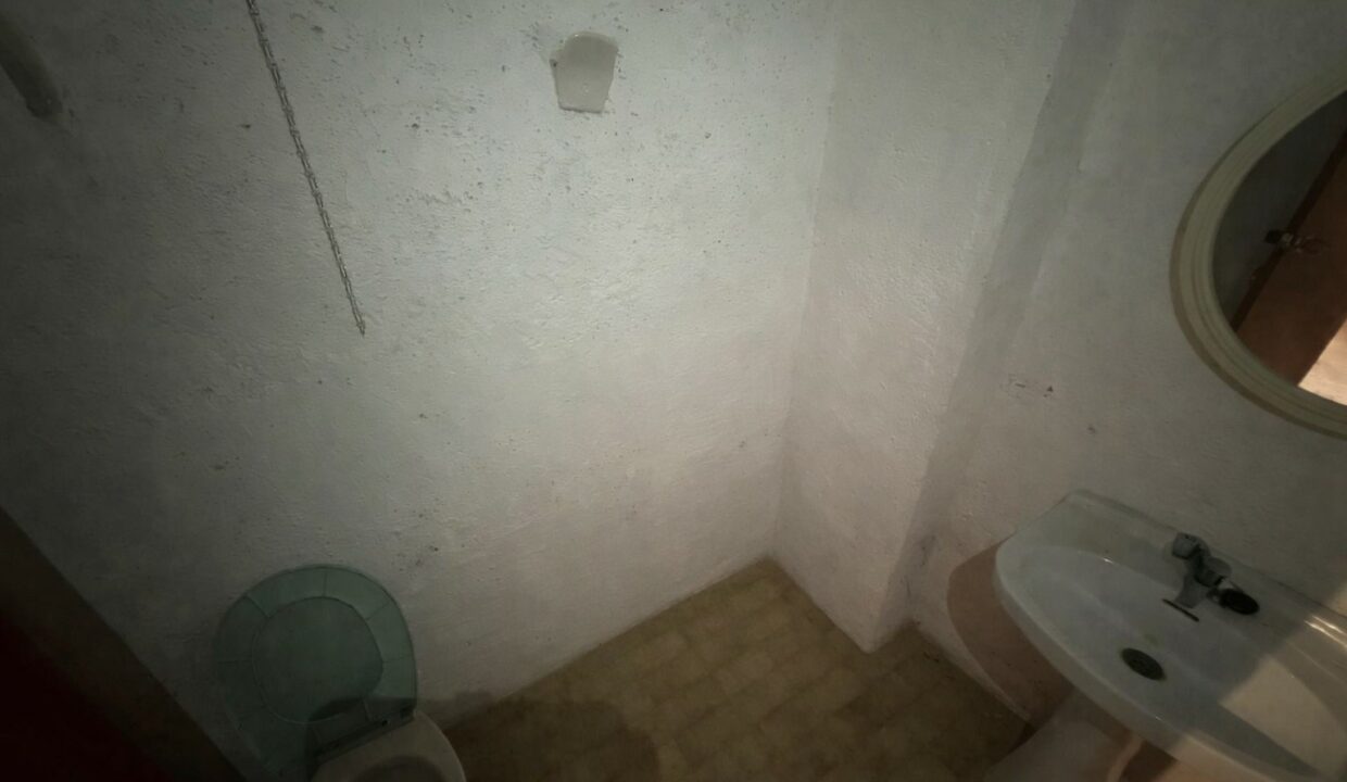 Esquina del baño en sombras