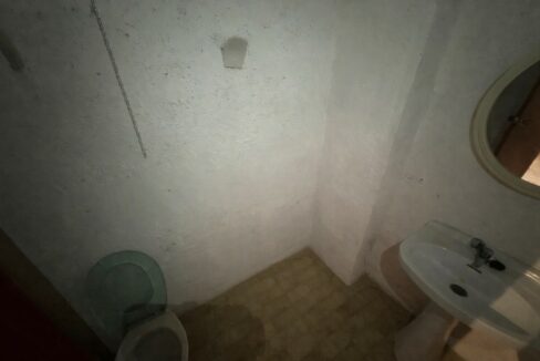 Esquina del baño en sombras