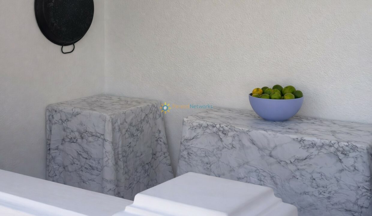 Esquina luminosa con detalles de mármol y cerámica