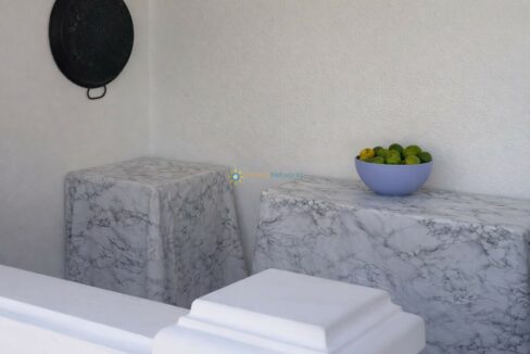 Esquina luminosa con detalles de mármol y cerámica