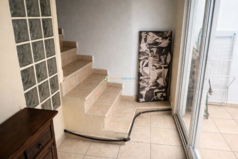 Esquina luminosa con escaleras y mesa