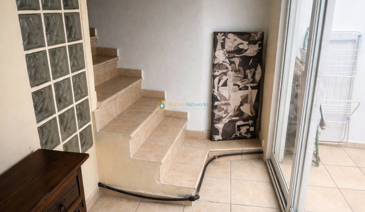 Esquina luminosa con escaleras y mesa