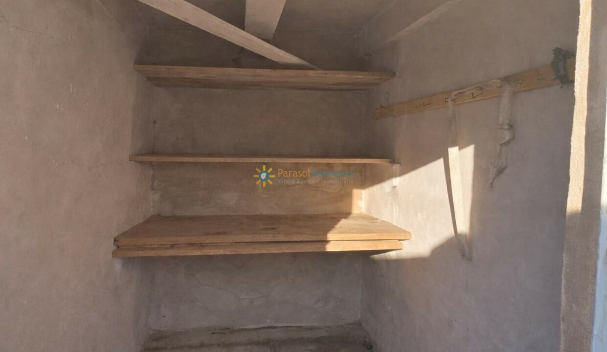 Estante de madera en un cuarto vacío