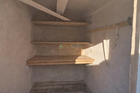 Estante de madera en un cuarto vacío