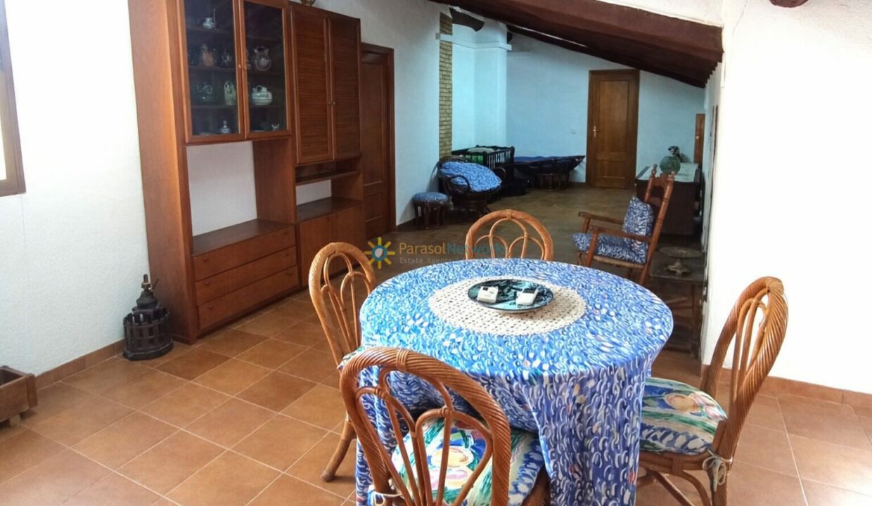 Estilo mediterráneo en comedor amplio