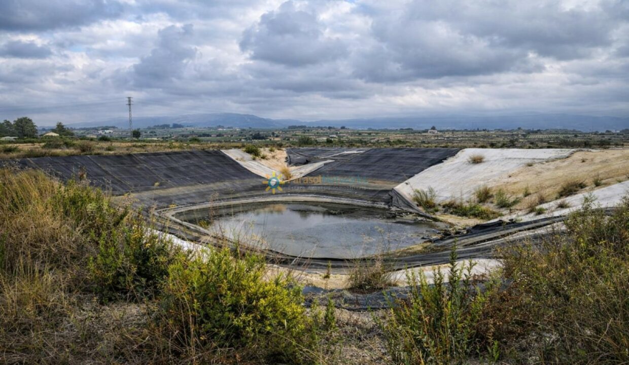 Estructura abandonada en paisaje rural