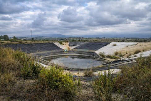 Estructura abandonada en paisaje rural