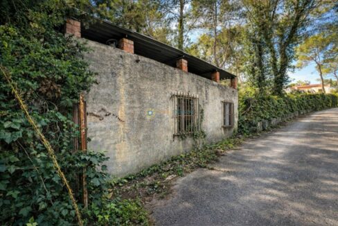 Estructura abandonada en paisaje rural
