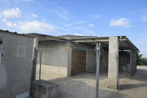 Estructura abierta junto a edificio antiguo