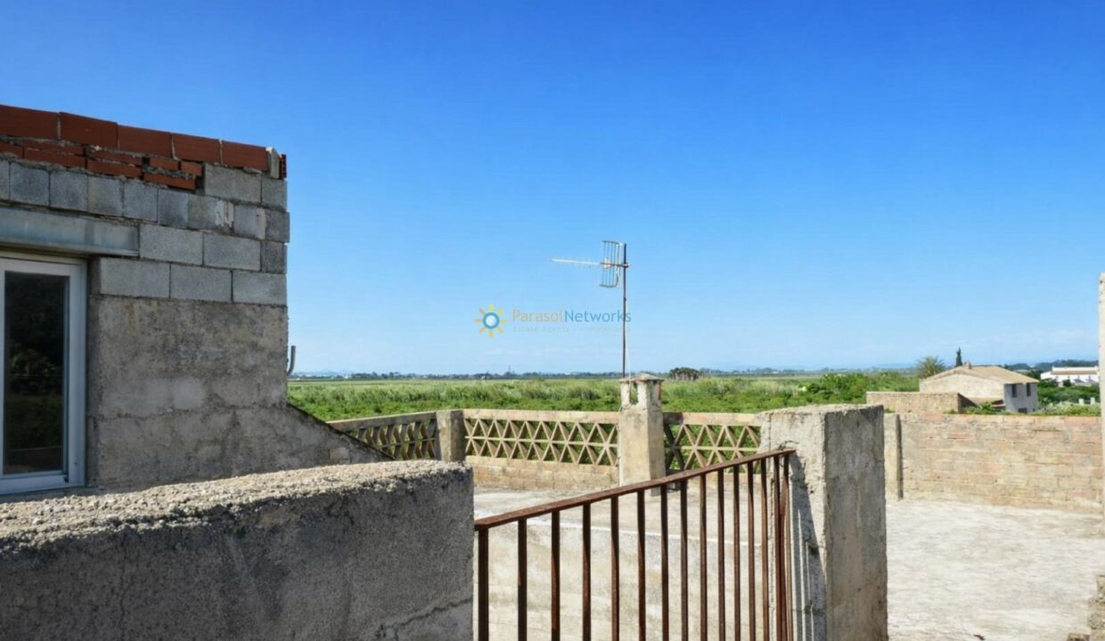 Estructura inacabada y paisaje rural