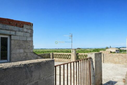 Estructura inacabada y paisaje rural