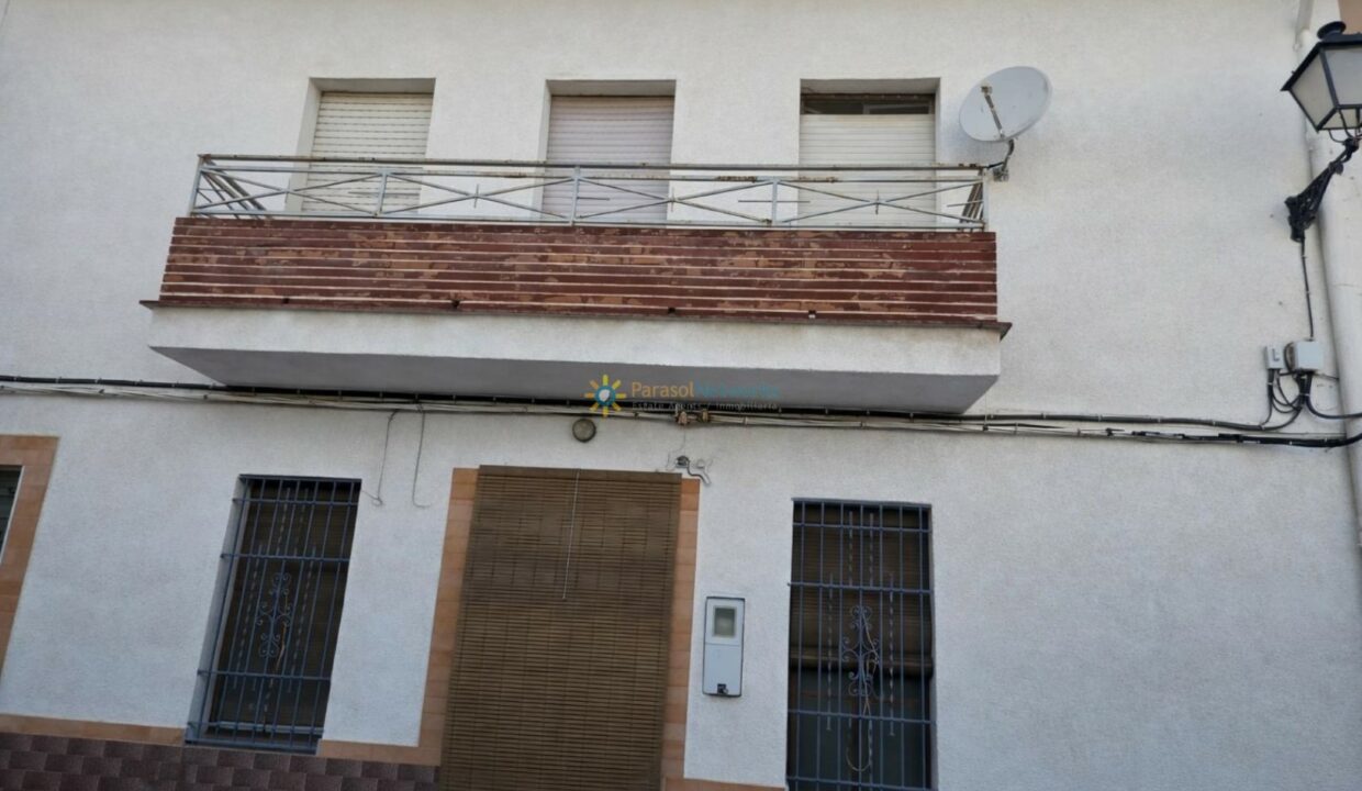 Fachada de edificio residencial iluminada