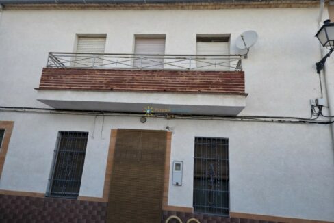 Fachada de edificio residencial iluminada