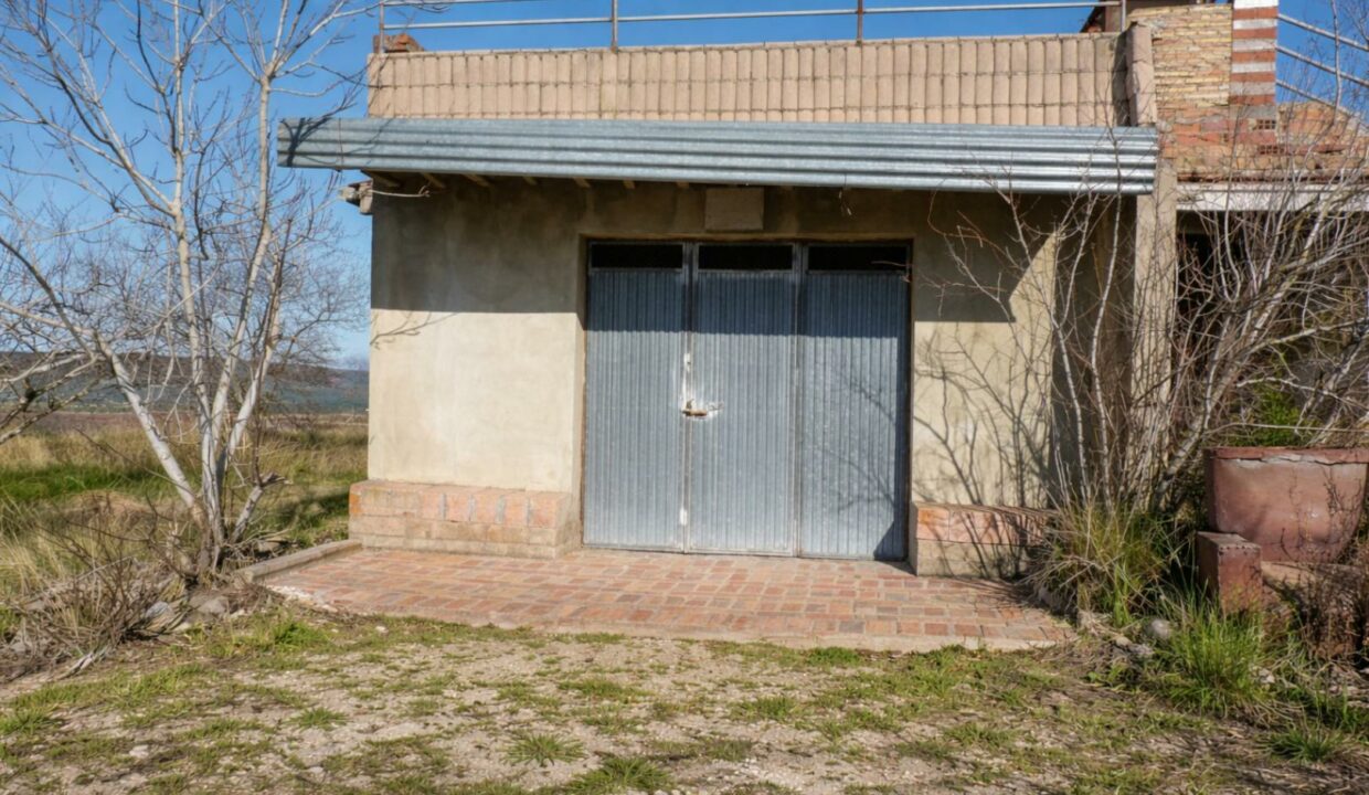 Garaje abandonado bajo cielo azul