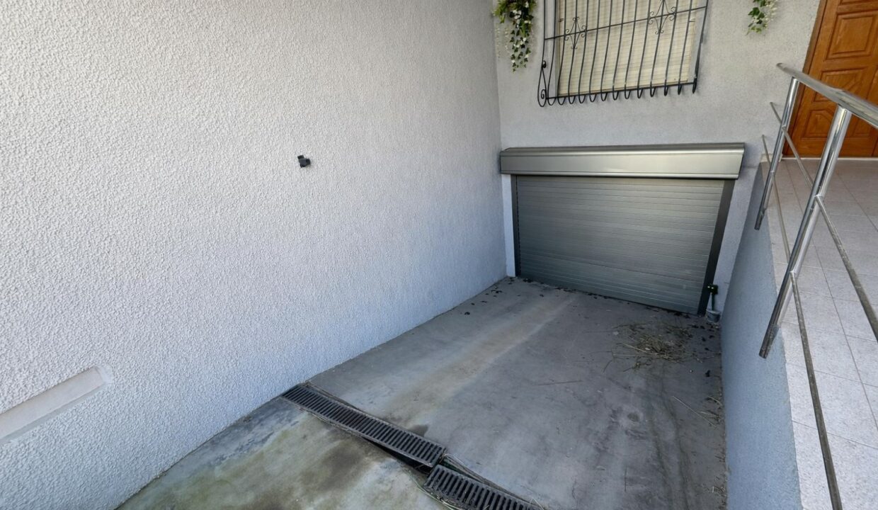 Garaje con puerta enrollable y detalles decorativos