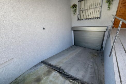 Garaje con puerta enrollable y detalles decorativos