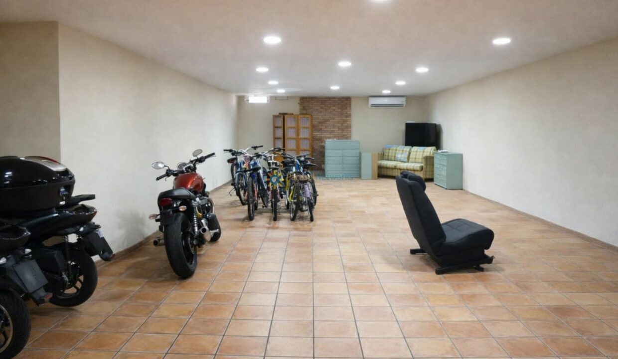 Garaje espacioso con motos y muebles